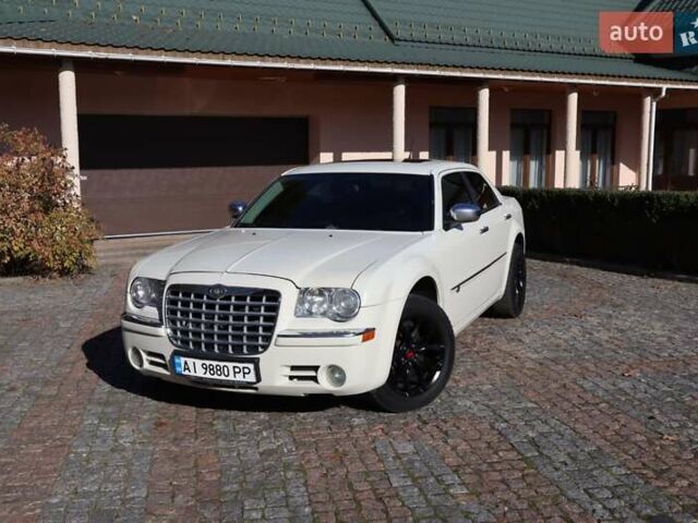 Белый Крайслер 300C, объемом двигателя 5.7 л и пробегом 153 тыс. км за 8800 $, фото 2 на Automoto.ua