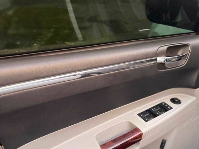 Белый Крайслер 300C, объемом двигателя 2.7 л и пробегом 180 тыс. км за 5500 $, фото 15 на Automoto.ua