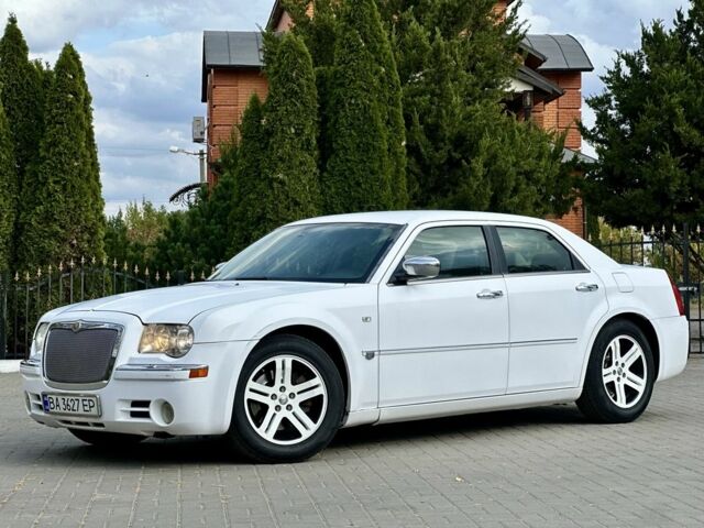 Белый Крайслер 300C, объемом двигателя 2.7 л и пробегом 224 тыс. км за 6000 $, фото 2 на Automoto.ua