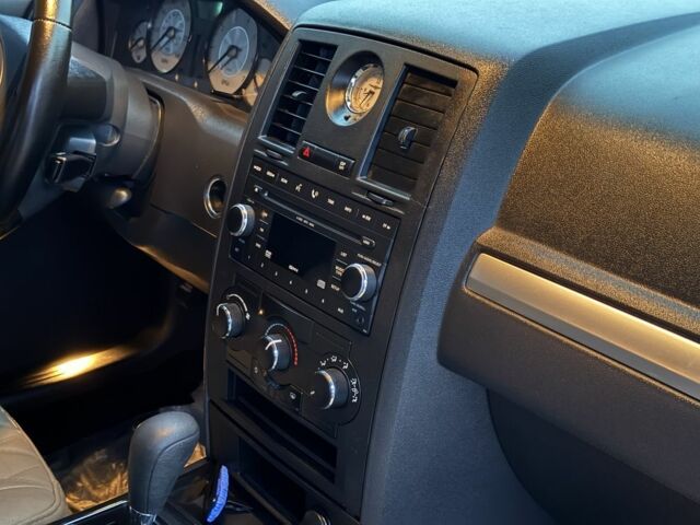 Білий Крайслер 300C, об'ємом двигуна 2.7 л та пробігом 190 тис. км за 6400 $, фото 6 на Automoto.ua