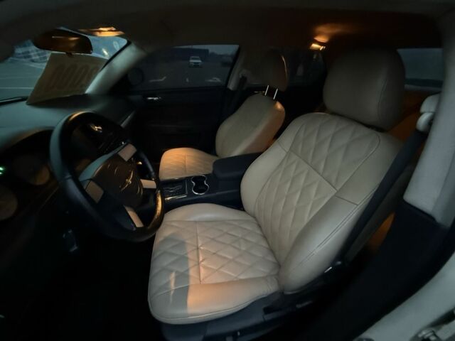 Білий Крайслер 300C, об'ємом двигуна 2.7 л та пробігом 190 тис. км за 6400 $, фото 12 на Automoto.ua