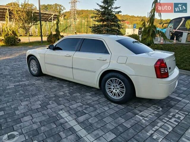 Белый Крайслер 300C, объемом двигателя 2.7 л и пробегом 320 тыс. км за 5750 $, фото 3 на Automoto.ua