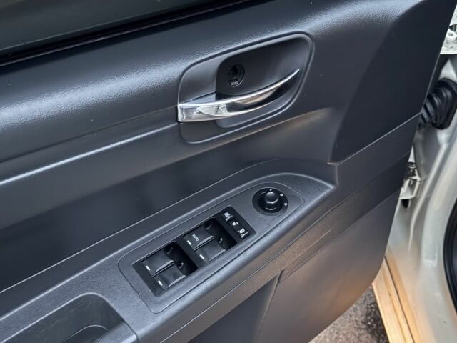 Білий Крайслер 300C, об'ємом двигуна 2.7 л та пробігом 190 тис. км за 6400 $, фото 11 на Automoto.ua