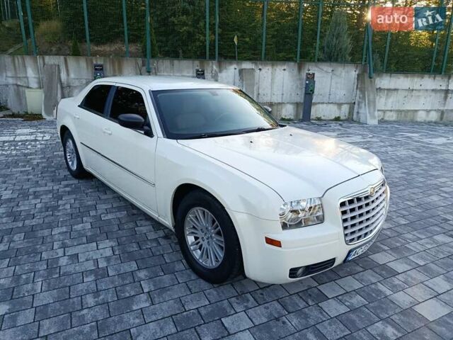 Белый Крайслер 300C, объемом двигателя 2.7 л и пробегом 320 тыс. км за 5750 $, фото 4 на Automoto.ua