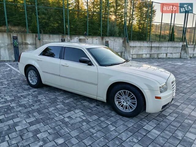 Белый Крайслер 300C, объемом двигателя 2.7 л и пробегом 320 тыс. км за 5750 $, фото 5 на Automoto.ua
