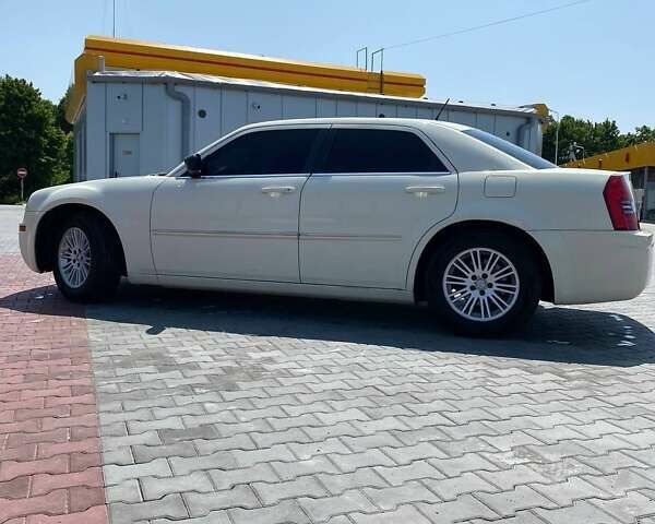 Белый Крайслер 300C, объемом двигателя 2.7 л и пробегом 180 тыс. км за 7250 $, фото 11 на Automoto.ua