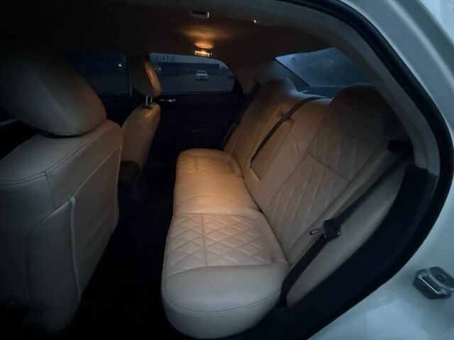 Білий Крайслер 300C, об'ємом двигуна 2.7 л та пробігом 190 тис. км за 6400 $, фото 10 на Automoto.ua