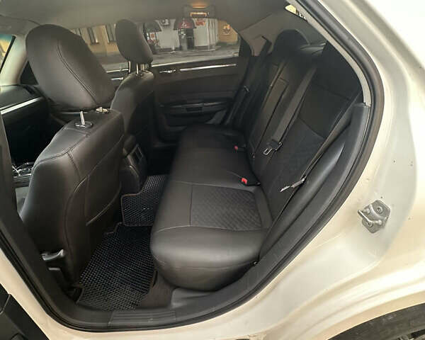 Белый Крайслер 300C, объемом двигателя 3.5 л и пробегом 250 тыс. км за 10000 $, фото 3 на Automoto.ua