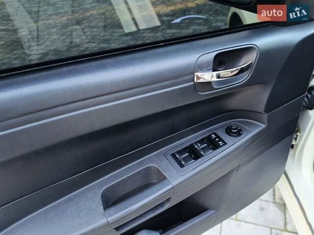 Белый Крайслер 300C, объемом двигателя 2.7 л и пробегом 320 тыс. км за 5750 $, фото 14 на Automoto.ua