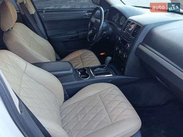 Белый Крайслер 300C, объемом двигателя 2.7 л и пробегом 320 тыс. км за 5750 $, фото 16 на Automoto.ua
