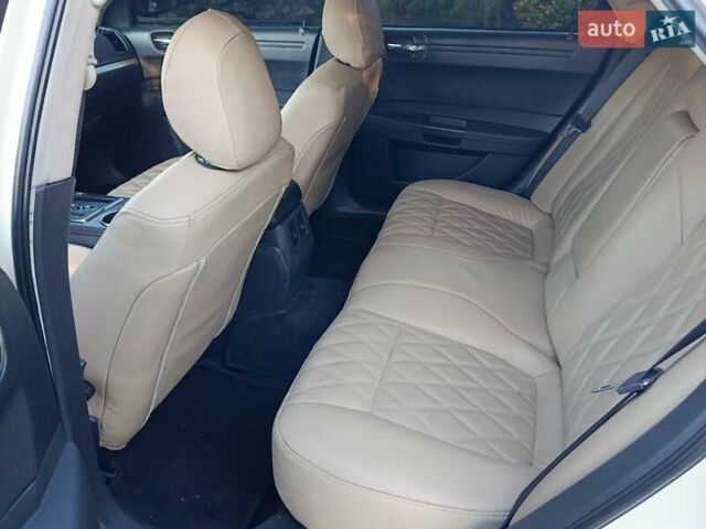 Белый Крайслер 300C, объемом двигателя 2.7 л и пробегом 320 тыс. км за 5750 $, фото 11 на Automoto.ua