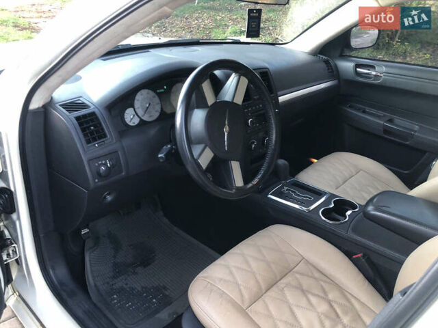 Белый Крайслер 300C, объемом двигателя 2.7 л и пробегом 297 тыс. км за 5100 $, фото 8 на Automoto.ua