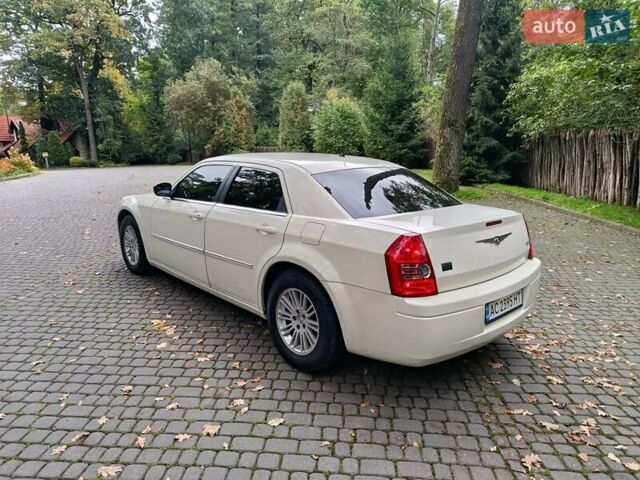 Білий Крайслер 300C, об'ємом двигуна 2.7 л та пробігом 320 тис. км за 5999 $, фото 8 на Automoto.ua