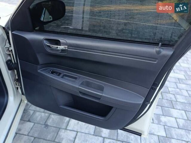Белый Крайслер 300C, объемом двигателя 2.7 л и пробегом 320 тыс. км за 5750 $, фото 19 на Automoto.ua