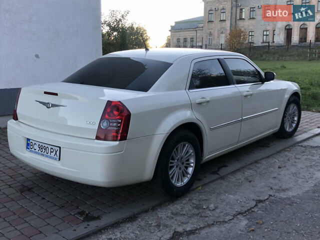 Белый Крайслер 300C, объемом двигателя 2.7 л и пробегом 297 тыс. км за 5100 $, фото 1 на Automoto.ua