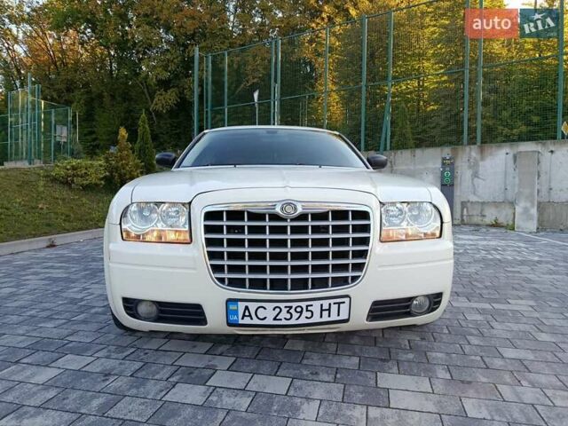 Белый Крайслер 300C, объемом двигателя 2.7 л и пробегом 320 тыс. км за 5750 $, фото 7 на Automoto.ua