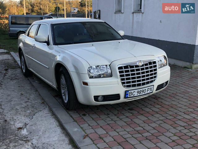 Белый Крайслер 300C, объемом двигателя 2.7 л и пробегом 297 тыс. км за 5100 $, фото 3 на Automoto.ua