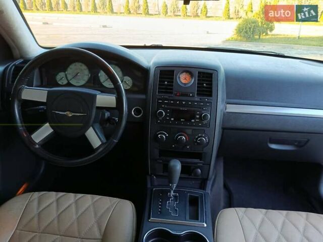 Белый Крайслер 300C, объемом двигателя 2.7 л и пробегом 320 тыс. км за 5750 $, фото 21 на Automoto.ua