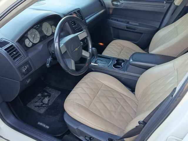 Крайслер 300C 2008 в Дрогобыче на Automoto.ua Белый Крайслер 300C, объемом двигателя 2.7 л и пробегом 276 тыс. км за 5750 $, фото 5 на Automoto.ua