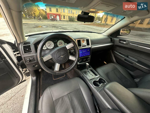 Белый Крайслер 300C, объемом двигателя 3.5 л и пробегом 250 тыс. км за 10000 $, фото 4 на Automoto.ua
