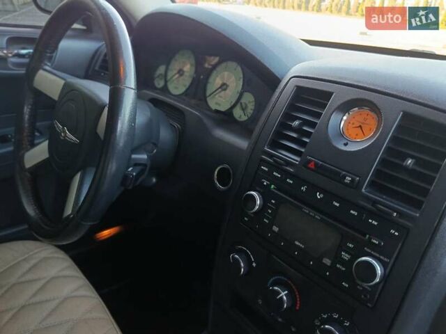 Белый Крайслер 300C, объемом двигателя 2.7 л и пробегом 320 тыс. км за 5750 $, фото 20 на Automoto.ua