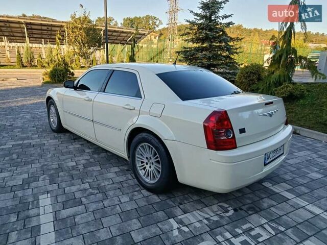 Белый Крайслер 300C, объемом двигателя 2.7 л и пробегом 320 тыс. км за 5750 $, фото 8 на Automoto.ua