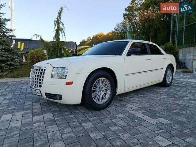 Белый Крайслер 300C, объемом двигателя 2.7 л и пробегом 320 тыс. км за 5750 $, фото 9 на Automoto.ua