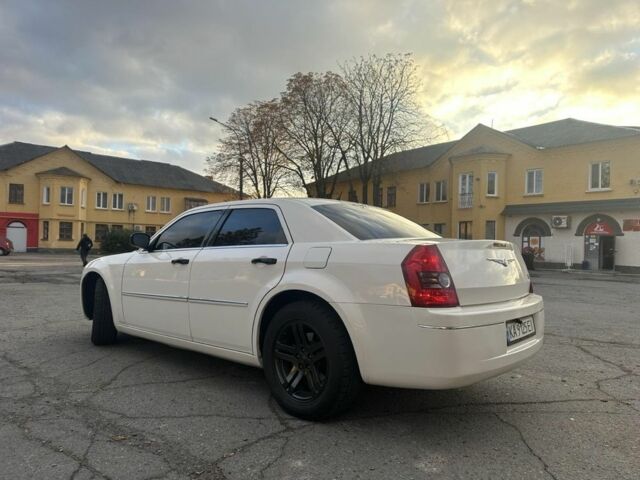 Крайслер 300C 2008 в Звенигородка на Automoto.ua Белый Крайслер 300C, объемом двигателя 3.5 л и пробегом 180 тыс. км за 8700 $, фото 3 на Automoto.ua