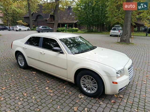 Білий Крайслер 300C, об'ємом двигуна 2.7 л та пробігом 320 тис. км за 5999 $, фото 4 на Automoto.ua