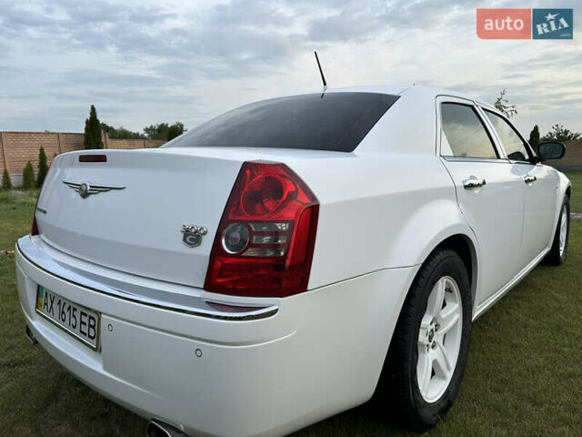 Білий Крайслер 300C, об'ємом двигуна 2.74 л та пробігом 121 тис. км за 6900 $, фото 7 на Automoto.ua
