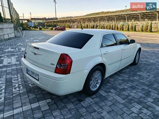 Белый Крайслер 300C, объемом двигателя 2.7 л и пробегом 320 тыс. км за 5750 $, фото 6 на Automoto.ua