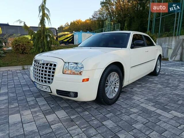 Белый Крайслер 300C, объемом двигателя 2.7 л и пробегом 320 тыс. км за 5750 $, фото 12 на Automoto.ua