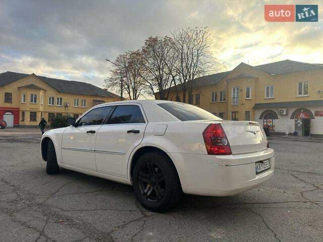 Белый Крайслер 300C, объемом двигателя 3.5 л и пробегом 250 тыс. км за 10000 $, фото 6 на Automoto.ua