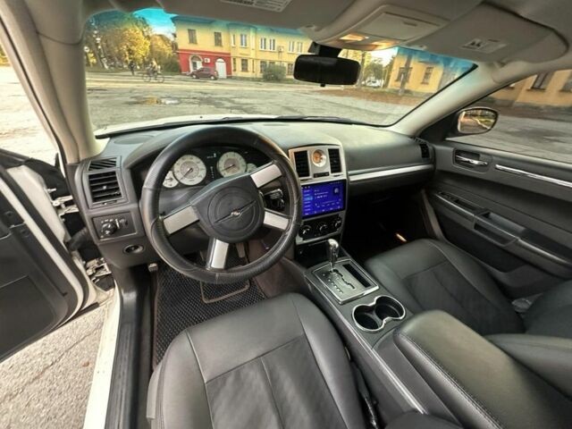 Крайслер 300C 2008 в Звенигородка на Automoto.ua Белый Крайслер 300C, объемом двигателя 3.5 л и пробегом 180 тыс. км за 8700 $, фото 4 на Automoto.ua