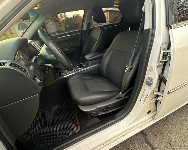 Белый Крайслер 300C, объемом двигателя 3.5 л и пробегом 250 тыс. км за 10000 $, фото 5 на Automoto.ua