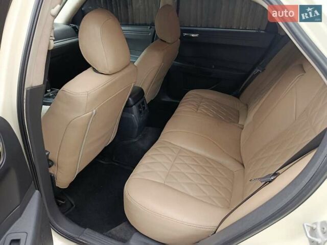 Білий Крайслер 300C, об'ємом двигуна 2.7 л та пробігом 320 тис. км за 5999 $, фото 1 на Automoto.ua