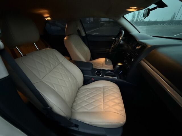Білий Крайслер 300C, об'ємом двигуна 2.7 л та пробігом 190 тис. км за 6400 $, фото 8 на Automoto.ua