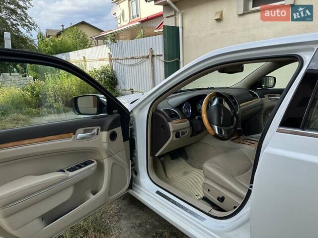 Белый Крайслер 300C, объемом двигателя 3 л и пробегом 140 тыс. км за 15000 $, фото 3 на Automoto.ua