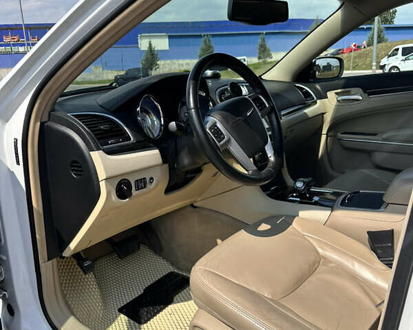 Білий Крайслер 300C, об'ємом двигуна 3.6 л та пробігом 130 тис. км за 13900 $, фото 13 на Automoto.ua