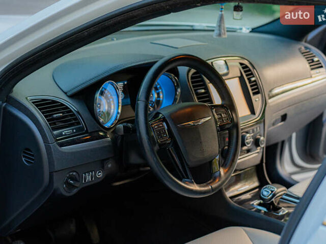 Білий Крайслер 300C, об'ємом двигуна 3.6 л та пробігом 232 тис. км за 14300 $, фото 24 на Automoto.ua
