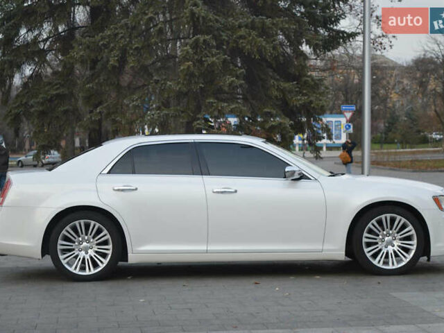 Белый Крайслер 300C, объемом двигателя 3.6 л и пробегом 202 тыс. км за 12999 $, фото 12 на Automoto.ua