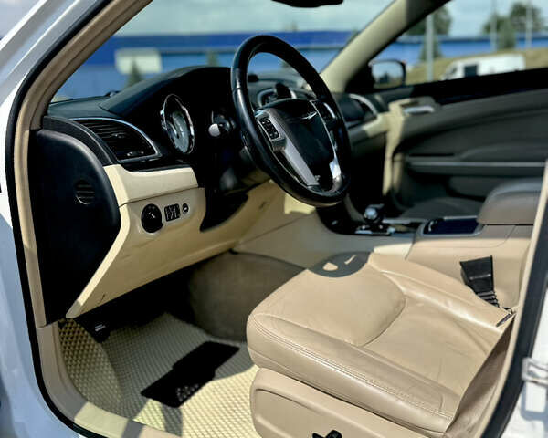 Білий Крайслер 300C, об'ємом двигуна 3.6 л та пробігом 130 тис. км за 13900 $, фото 10 на Automoto.ua