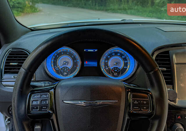Білий Крайслер 300C, об'ємом двигуна 3.6 л та пробігом 232 тис. км за 14300 $, фото 23 на Automoto.ua