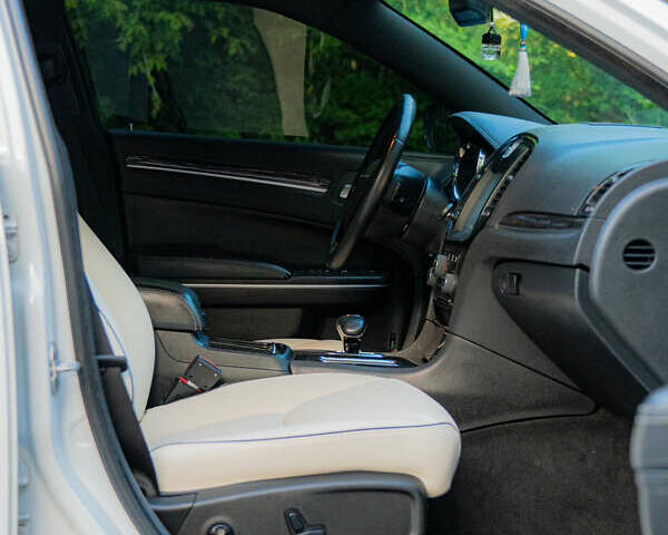 Білий Крайслер 300C, об'ємом двигуна 3.6 л та пробігом 232 тис. км за 14300 $, фото 40 на Automoto.ua