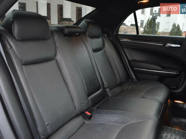 Белый Крайслер 300C, объемом двигателя 3.6 л и пробегом 202 тыс. км за 12999 $, фото 6 на Automoto.ua
