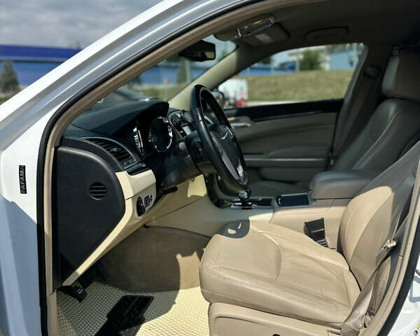 Білий Крайслер 300C, об'ємом двигуна 3.6 л та пробігом 130 тис. км за 13900 $, фото 9 на Automoto.ua