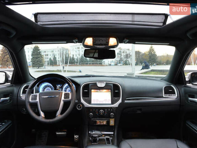 Белый Крайслер 300C, объемом двигателя 3.6 л и пробегом 202 тыс. км за 12999 $, фото 5 на Automoto.ua