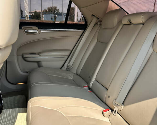 Білий Крайслер 300C, об'ємом двигуна 3.6 л та пробігом 130 тис. км за 13900 $, фото 16 на Automoto.ua