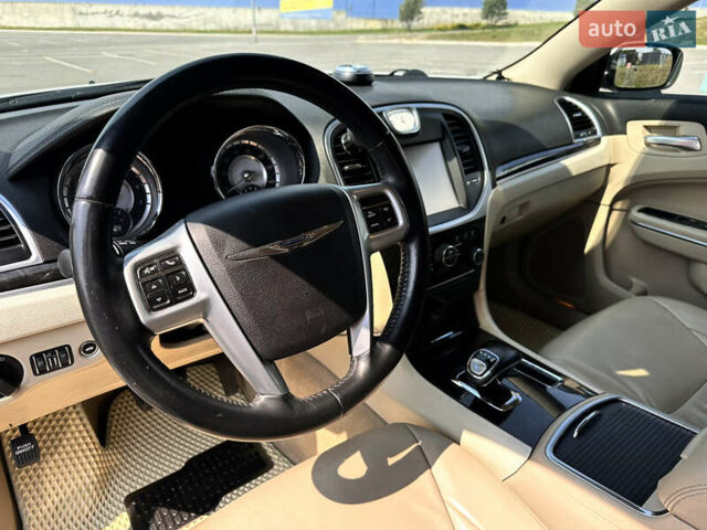 Білий Крайслер 300C, об'ємом двигуна 3.6 л та пробігом 130 тис. км за 13900 $, фото 11 на Automoto.ua