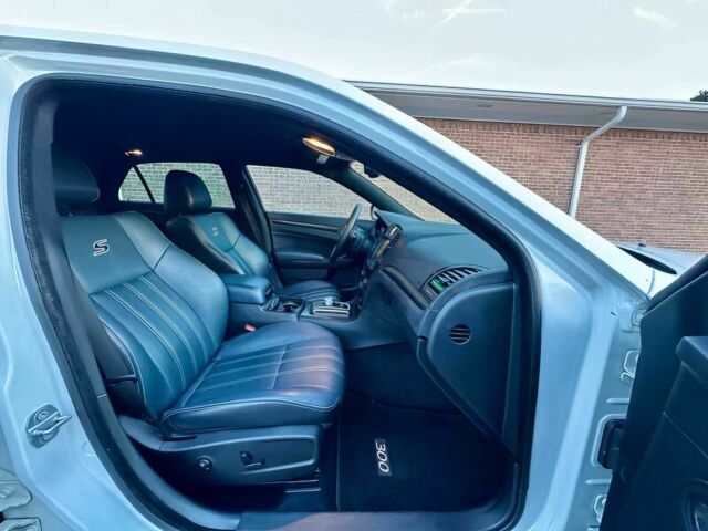 Белый Крайслер 300C, объемом двигателя 3.6 л и пробегом 71 тыс. км за 8600 $, фото 9 на Automoto.ua